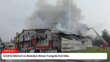 İzmit’te Market ve Belediye Binasi Yangınla Kül Oldu